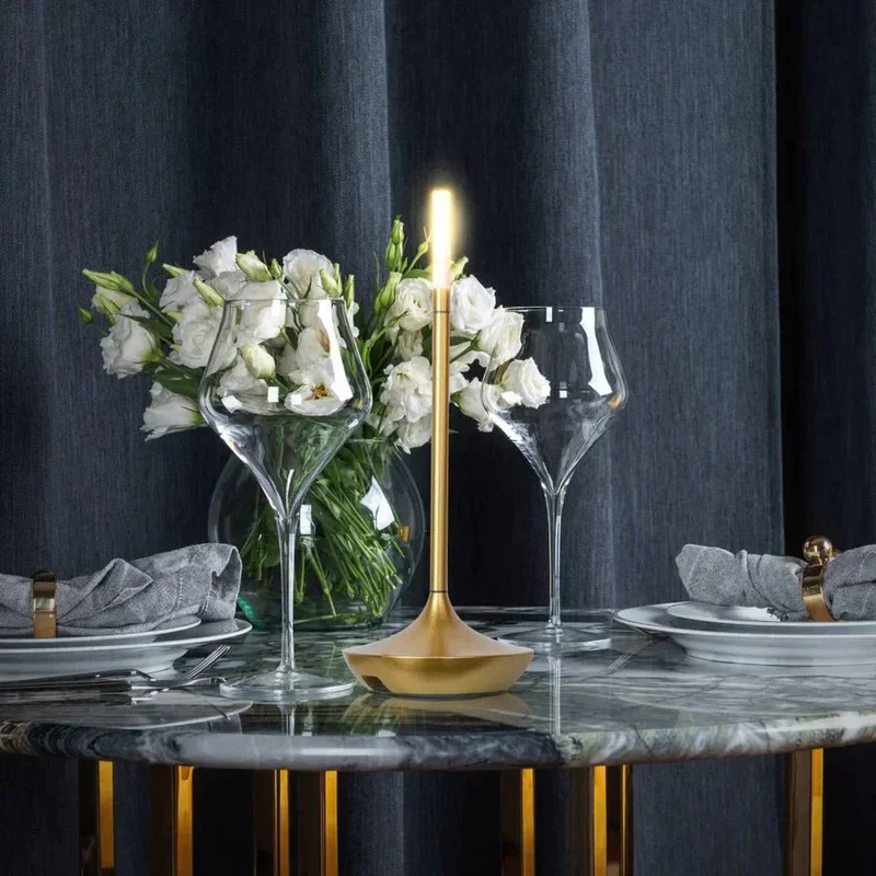 Elegant LED Bordlampe i Aluminium med Justerbar Lysstyrke