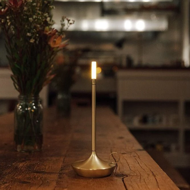 Elegant LED Bordlampe i Aluminium med Justerbar Lysstyrke