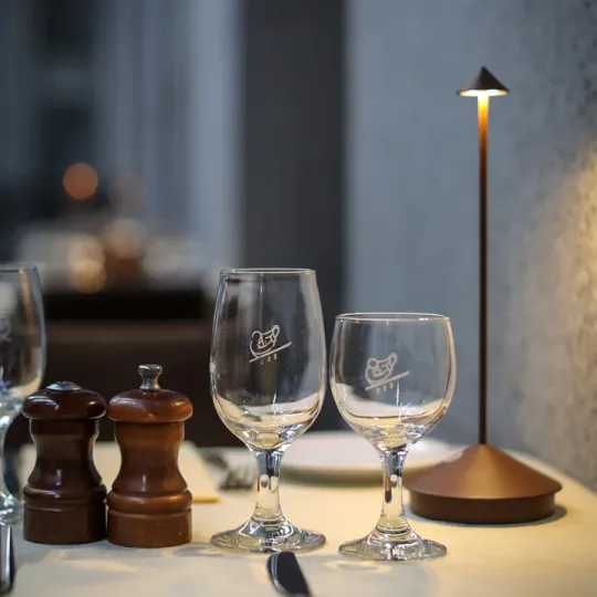 Dæmpbar LED Bordlampe – Vandtæt Elegance til Indendørs & Udendørs