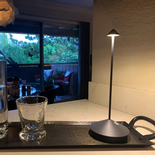 Dæmpbar LED Bordlampe – Vandtæt Elegance til Indendørs & Udendørs