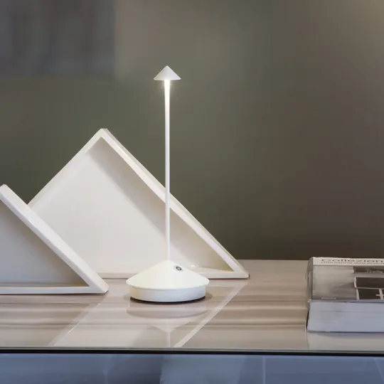 Dæmpbar LED Bordlampe – Vandtæt Elegance til Indendørs & Udendørs