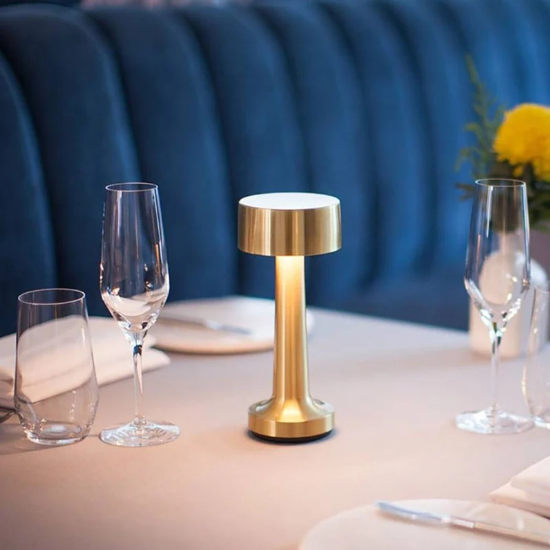 Moderne LED Bordlampe med Justerbar Belysning og Stilrent Design