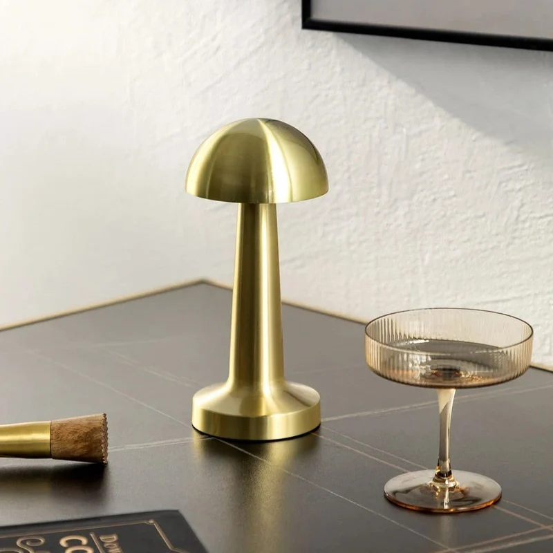 Moderne LED Bordlampe med Justerbar Belysning og Stilrent Design