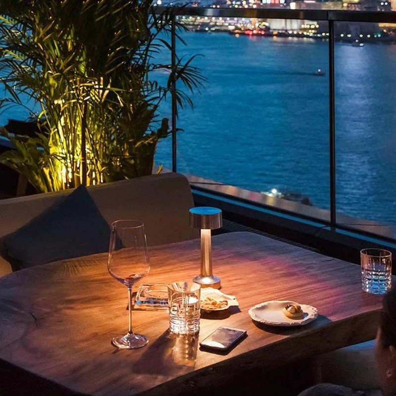 Moderne LED Bordlampe med Justerbar Belysning og Stilrent Design