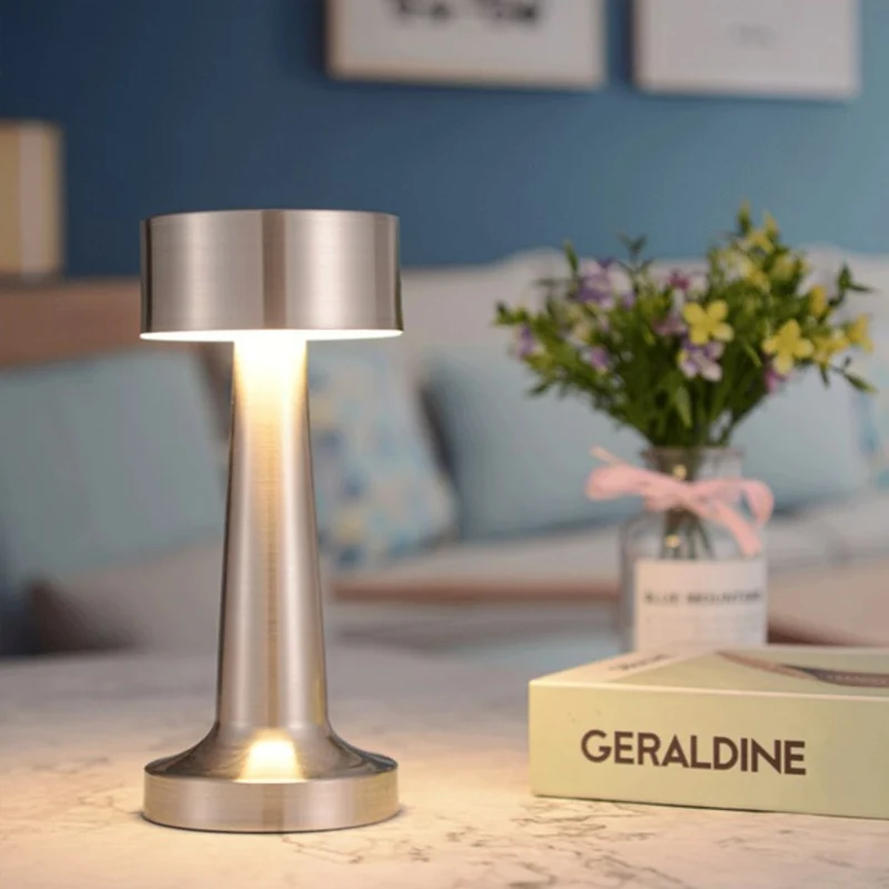 Moderne LED Bordlampe med Justerbar Belysning og Stilrent Design
