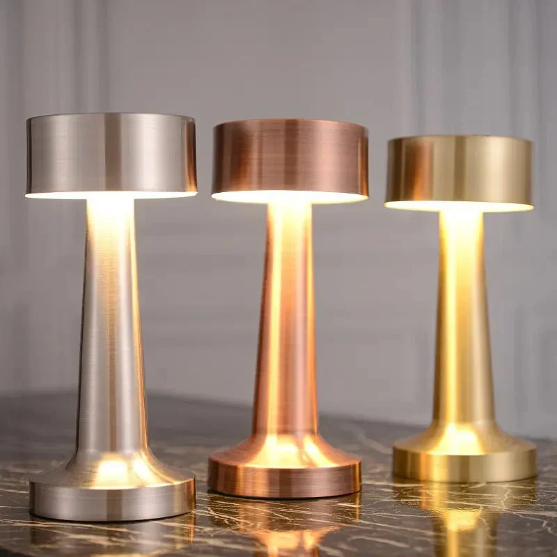 Moderne LED Bordlampe med Justerbar Belysning og Stilrent Design