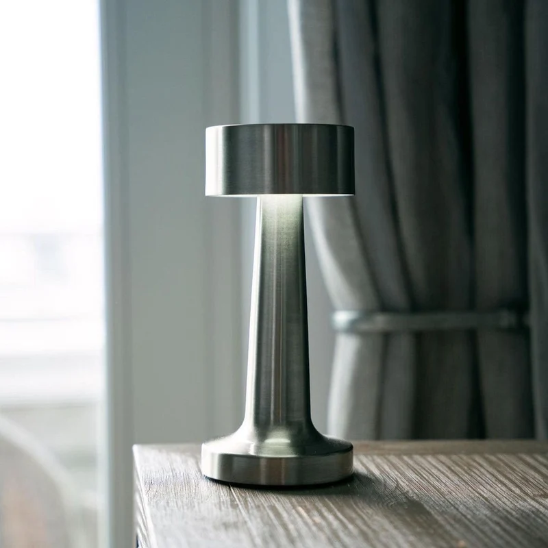 Moderne LED Bordlampe med Justerbar Belysning og Stilrent Design