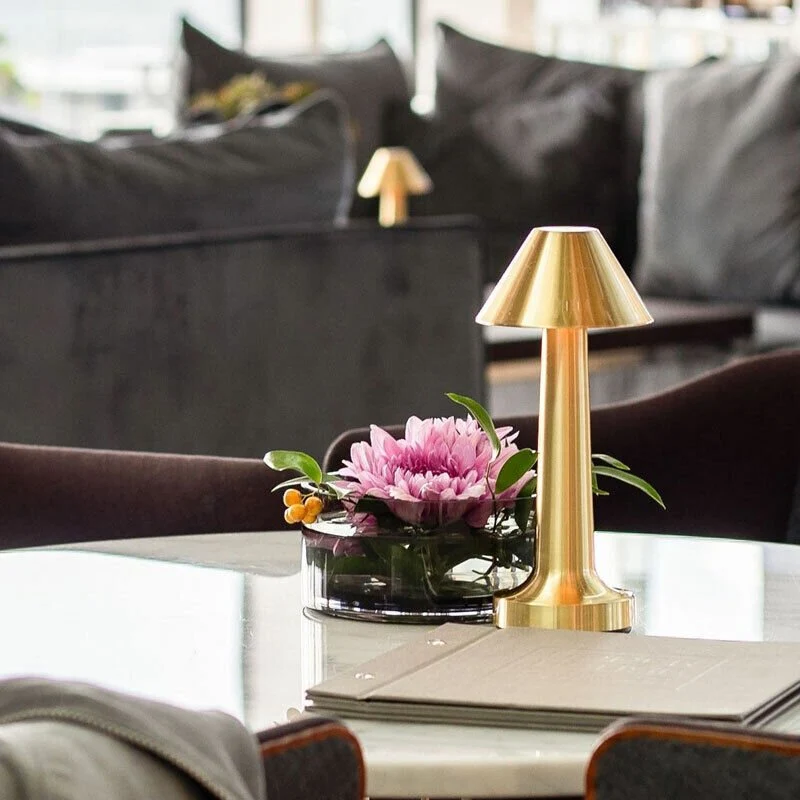 Moderne LED Bordlampe med Justerbar Belysning og Stilrent Design