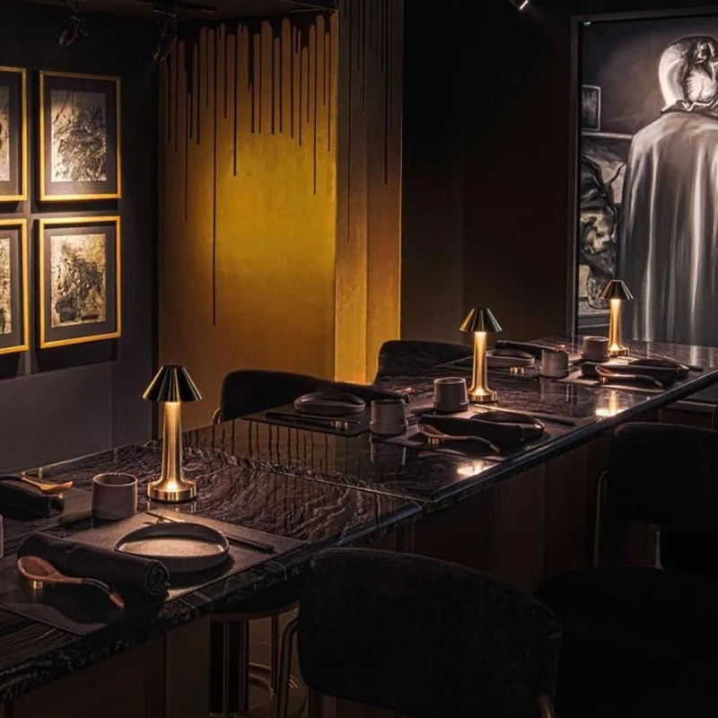 Moderne LED Bordlampe med Justerbar Belysning og Stilrent Design