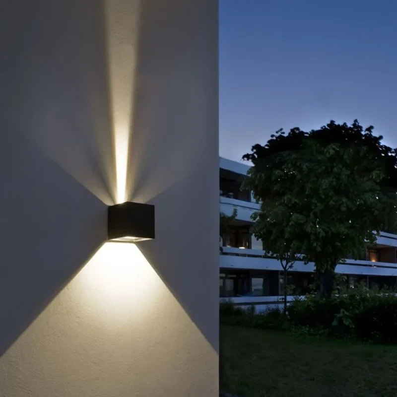 Justerbar LED Væglampe i Sort Aluminium til Indendørs & Udendørs