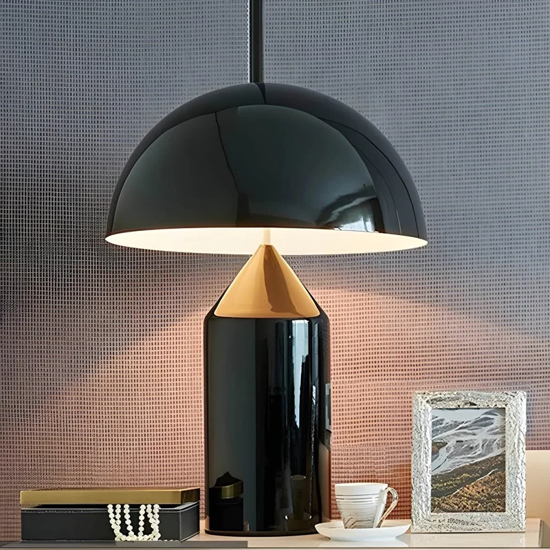 Vintage Bordlampe i Metal – Stilfuld Belysning til Hjemmet