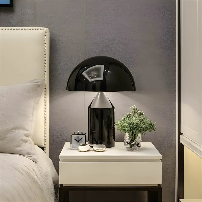 Vintage Bordlampe i Metal – Stilfuld Belysning til Hjemmet
