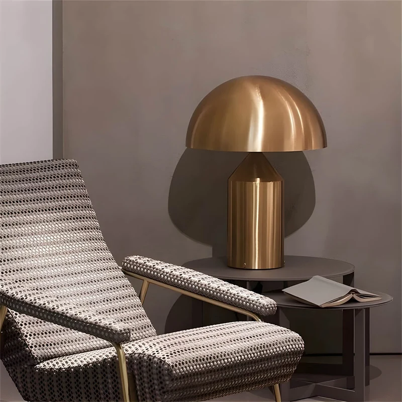 Vintage Bordlampe i Metal – Stilfuld Belysning til Hjemmet