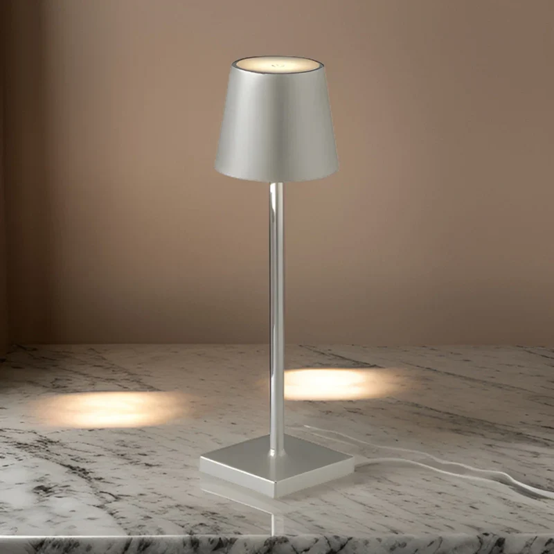 Trådløs LED Bordlampe med Touch & Lang Batterilevetid
