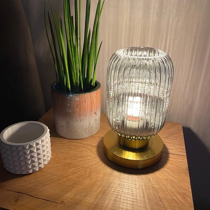 Moderne Bordlampe med Glaslampe for Stilfuldt Hjem