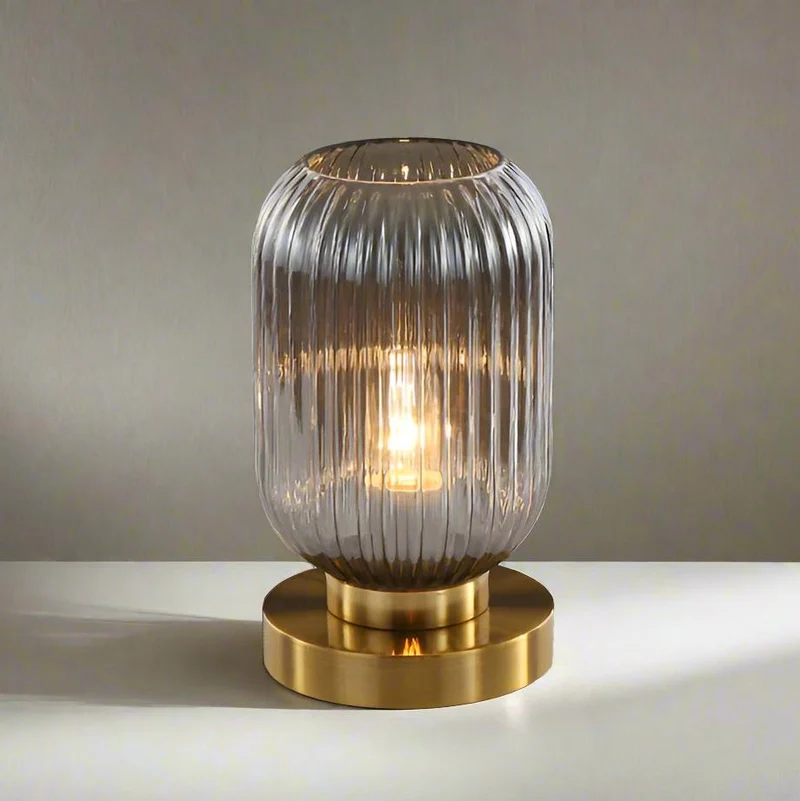 Moderne Bordlampe med Glaslampe for Stilfuldt Hjem