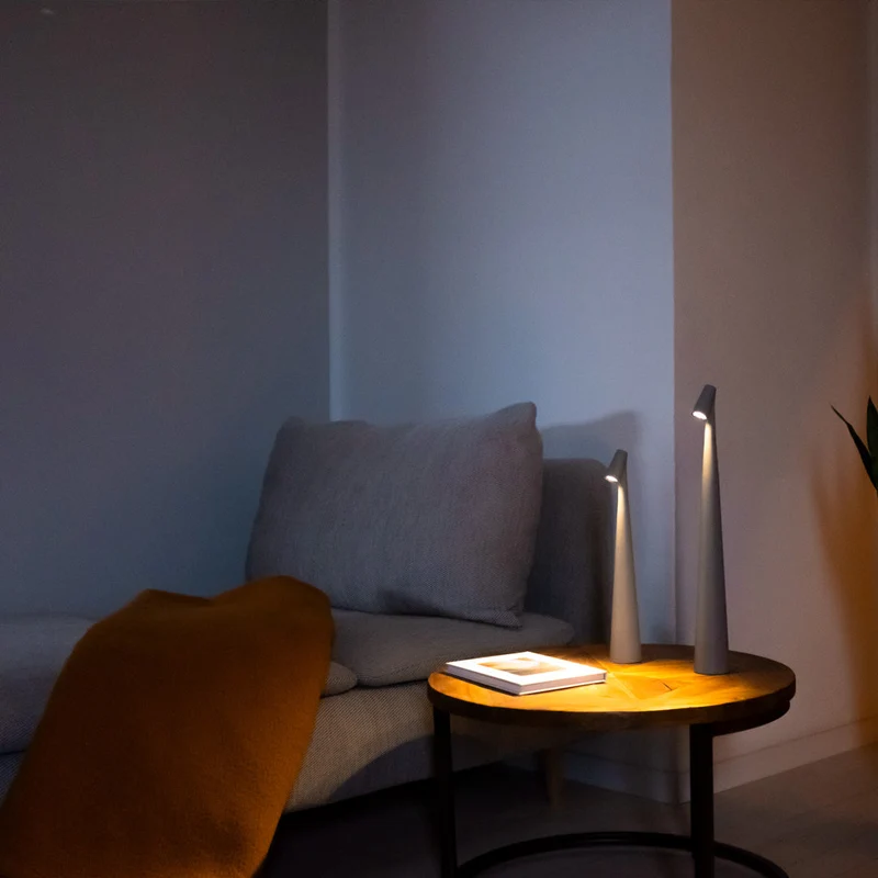 Trådløs LED Bordlampe i Rød Metal - Lang Batterilevetid