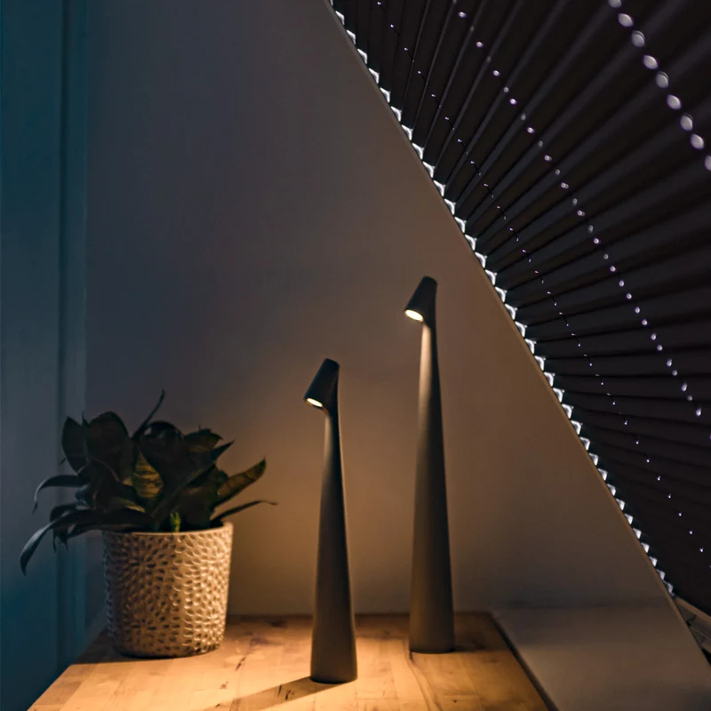Trådløs LED Bordlampe i Rød Metal - Lang Batterilevetid