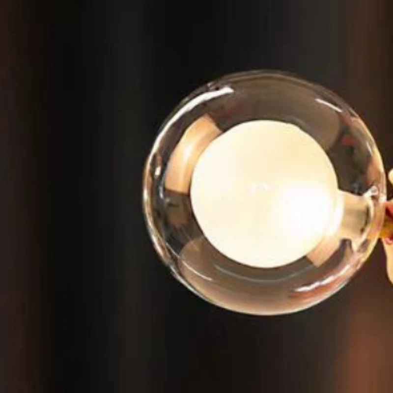 Moderne Bordlampe med Kunstnerisk Resin Pige Design