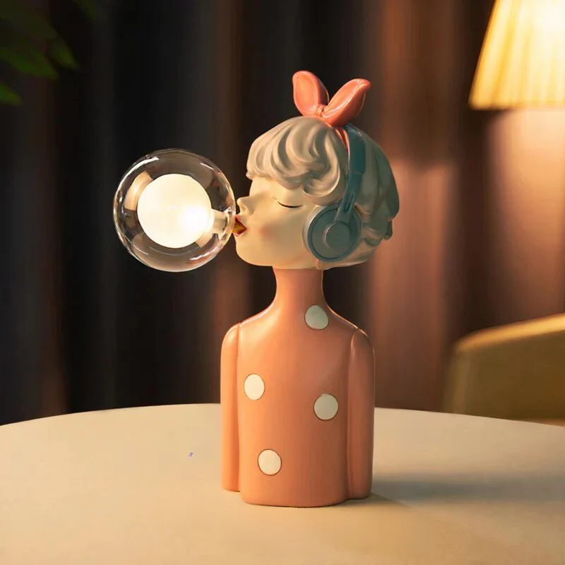 Moderne Bordlampe med Kunstnerisk Resin Pige Design