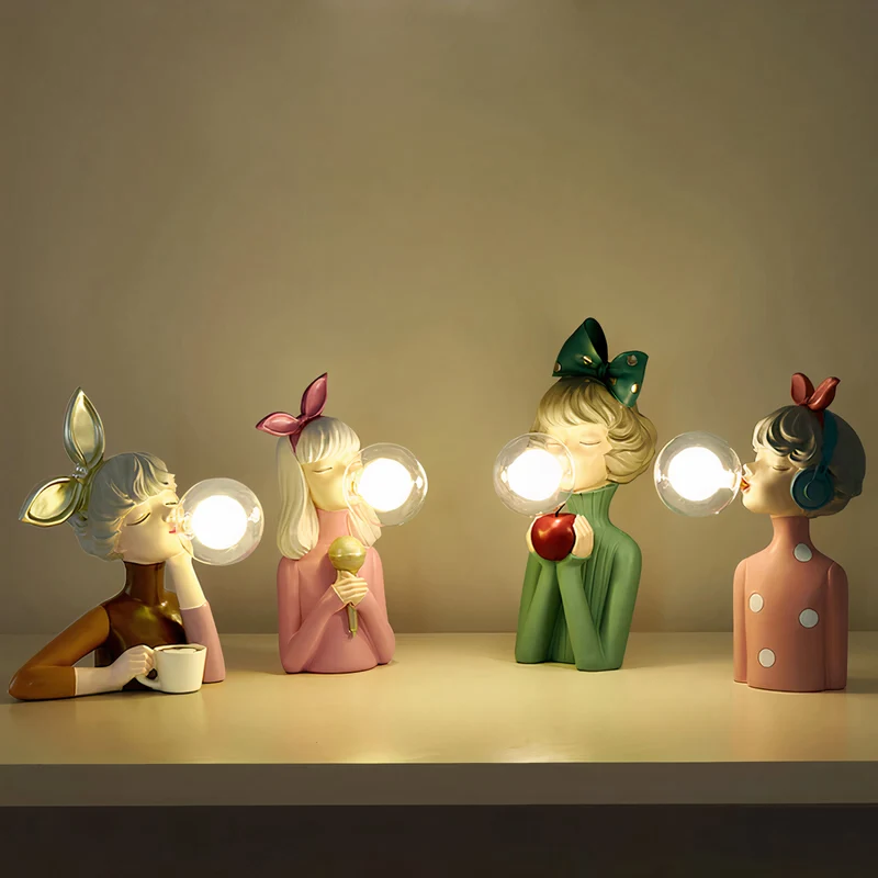 Moderne Bordlampe med Kunstnerisk Resin Pige Design