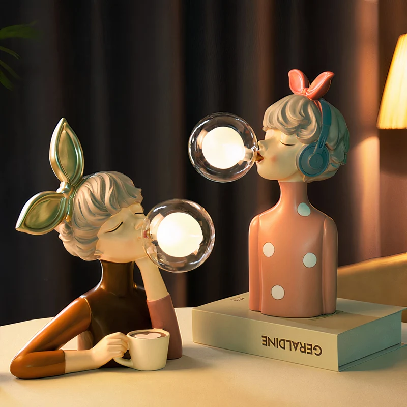 Moderne Bordlampe med Kunstnerisk Resin Pige Design
