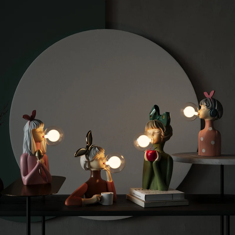 Moderne Bordlampe med Kunstnerisk Resin Pige Design