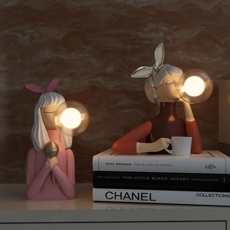 Moderne Bordlampe med Kunstnerisk Resin Pige Design