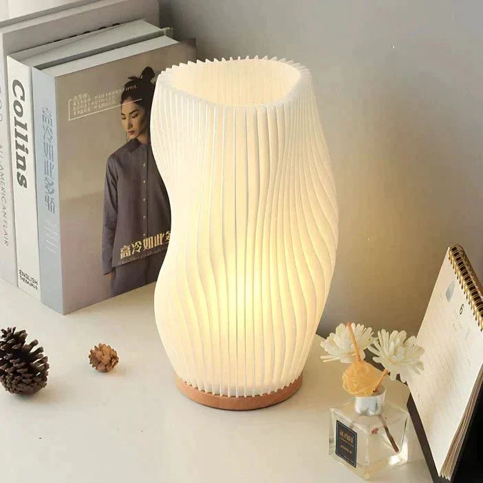 USB-bordlampe med justerbar lysstyrke og bølgeformet design