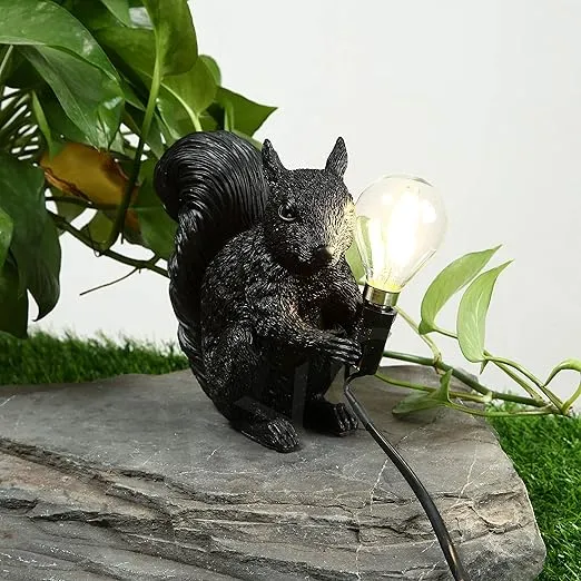 Nordisk LED Bordlampe i Harpiks med Egern Design