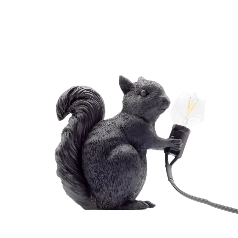 Nordisk LED Bordlampe i Harpiks med Egern Design