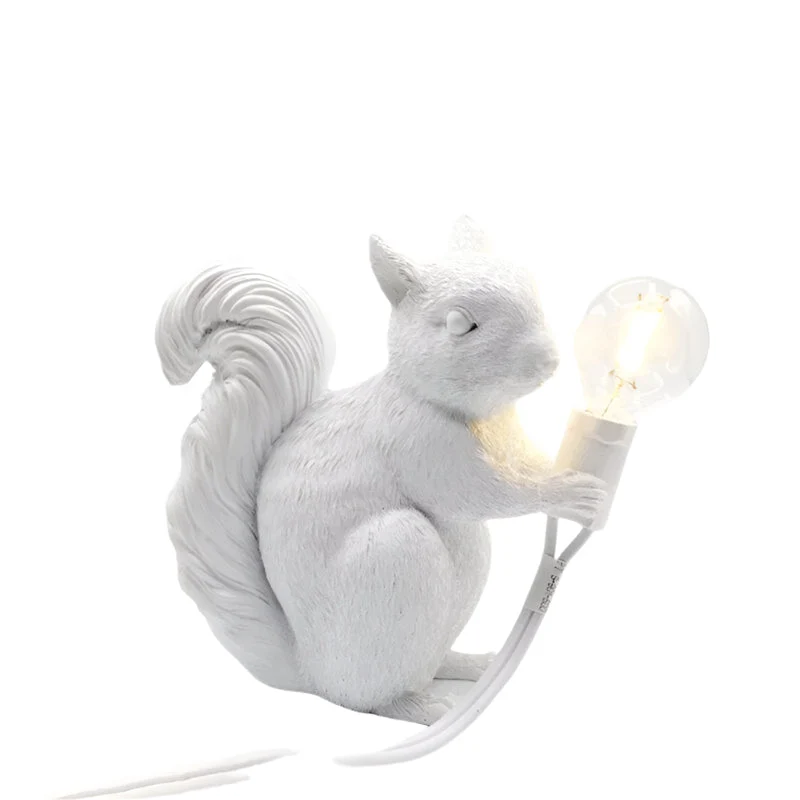 Nordisk LED Bordlampe i Harpiks med Egern Design