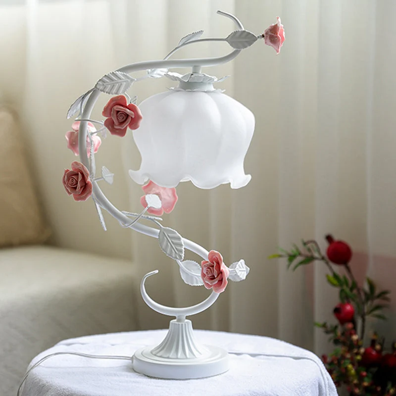 Romantisk Bordlampe i Glas med Ægte Rosendesign