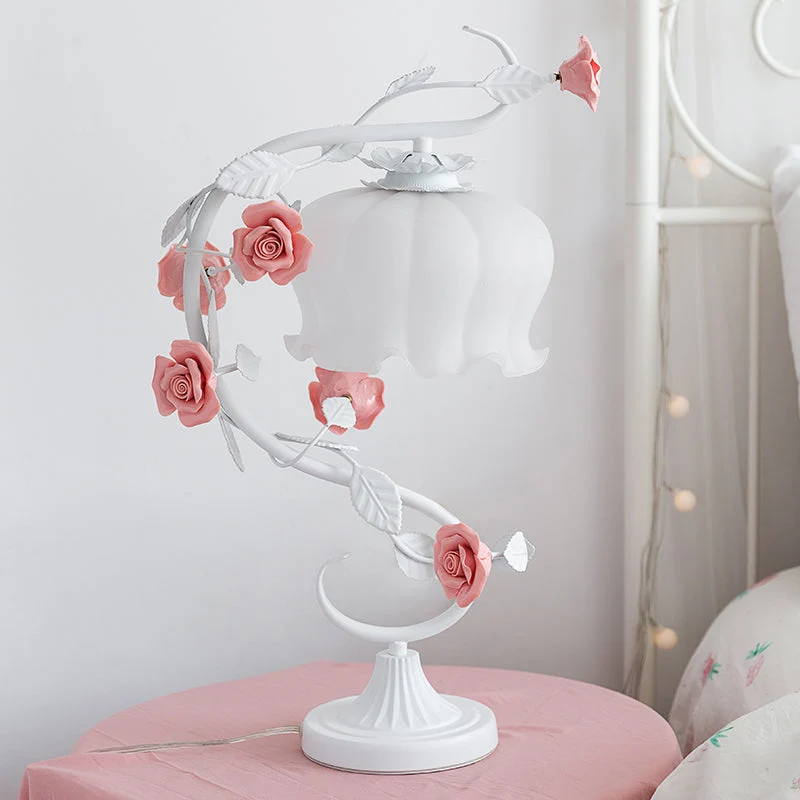 Romantisk Bordlampe i Glas med Ægte Rosendesign