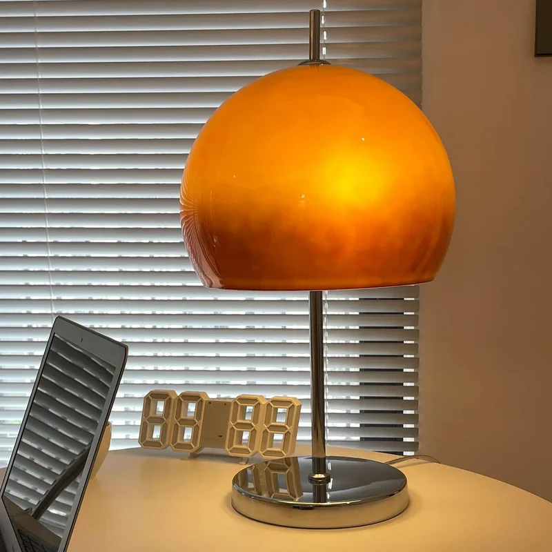 Bordlampe med Ravfarvet Glas - Skab Hygge og Elegance