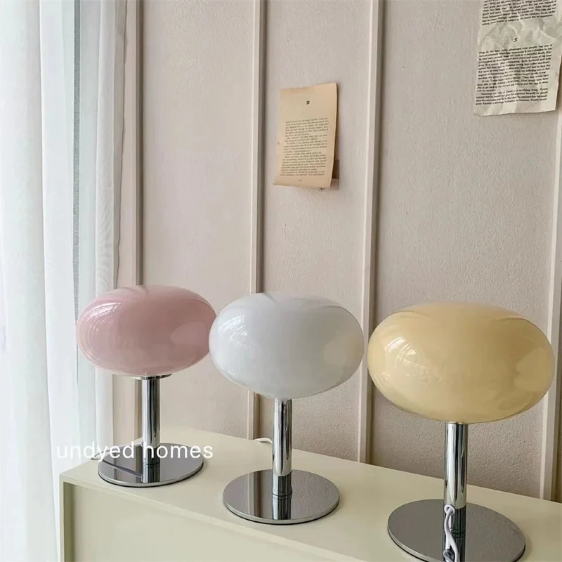 Stilfuld bordlampe med justerbar LED-belysning