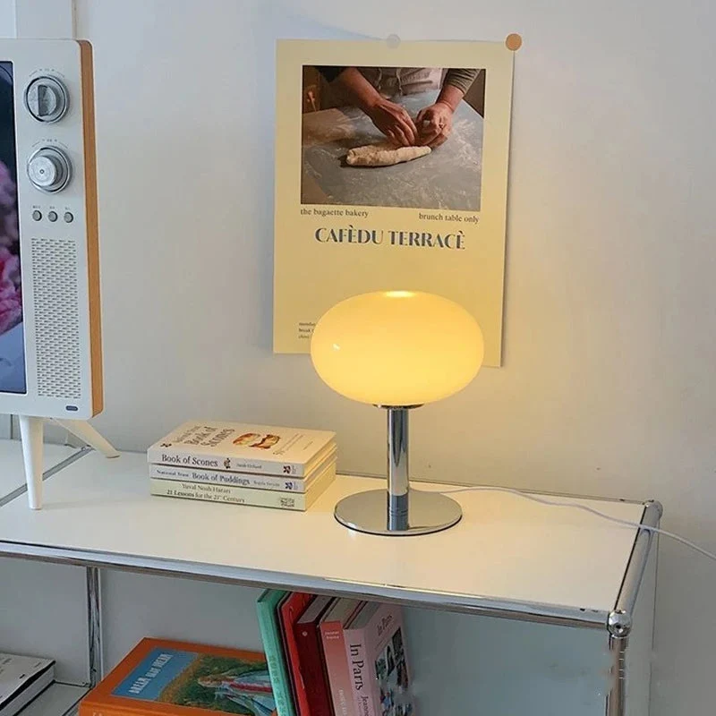 Stilfuld bordlampe med justerbar LED-belysning