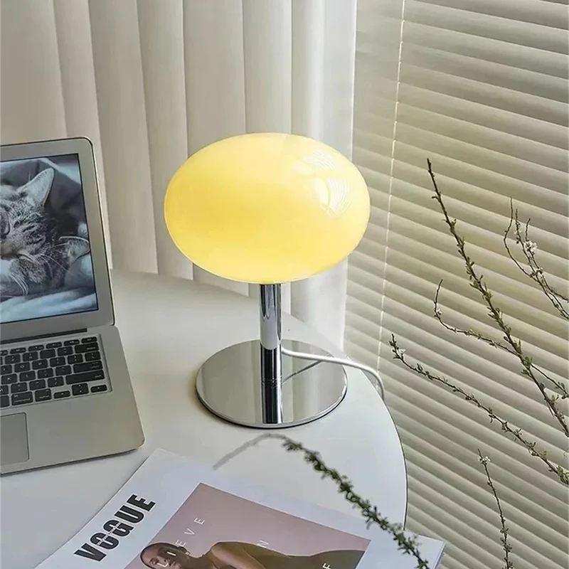Stilfuld bordlampe med justerbar LED-belysning