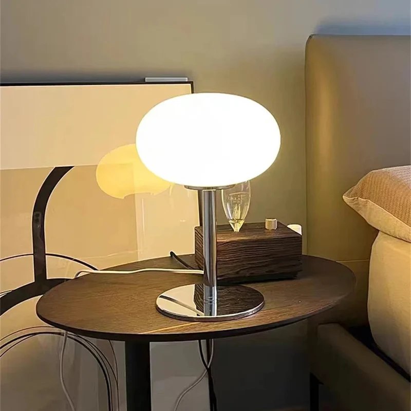 Stilfuld bordlampe med justerbar LED-belysning