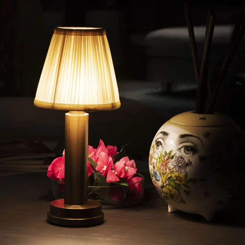 Trådløs Bordlampe med Dæmpbar Funktion og Stofskærm