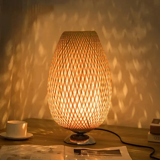 Bordlampe i Bæredygtig Bambus med Håndvævet Lampeskærm