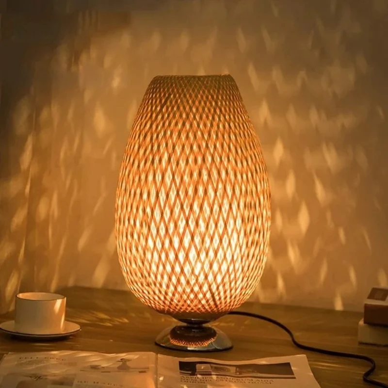 Bordlampe i Bæredygtig Bambus med Håndvævet Lampeskærm
