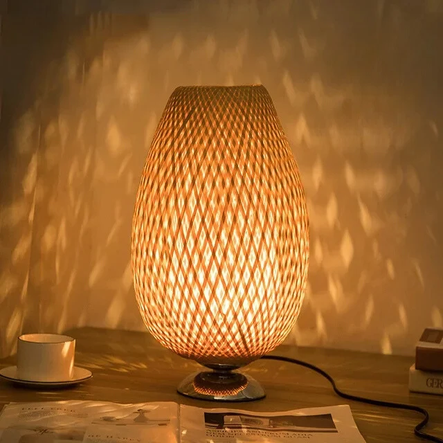 Bordlampe i Bæredygtig Bambus med Håndvævet Lampeskærm