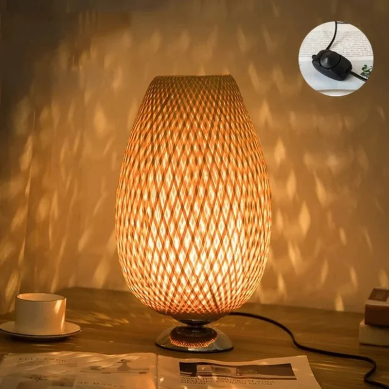 Bordlampe i Bæredygtig Bambus med Håndvævet Lampeskærm