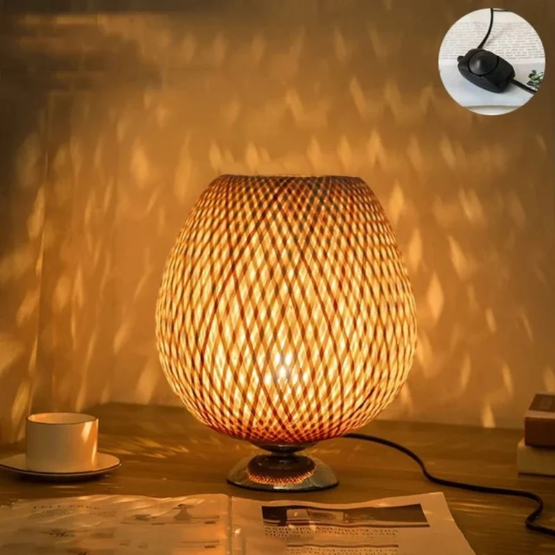 Bordlampe i Bæredygtig Bambus med Håndvævet Lampeskærm