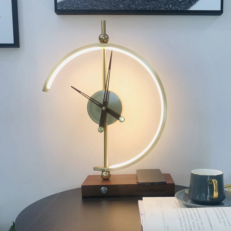 Bordlampe med Trådløs Oplader og Stilfuldt Ur
