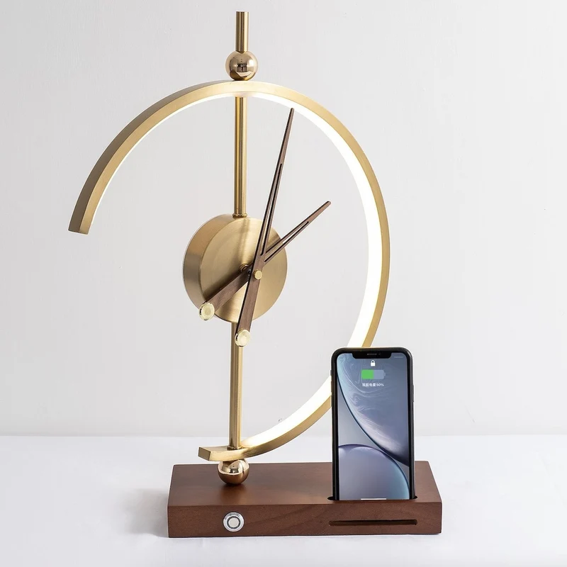 Bordlampe med Trådløs Oplader og Stilfuldt Ur