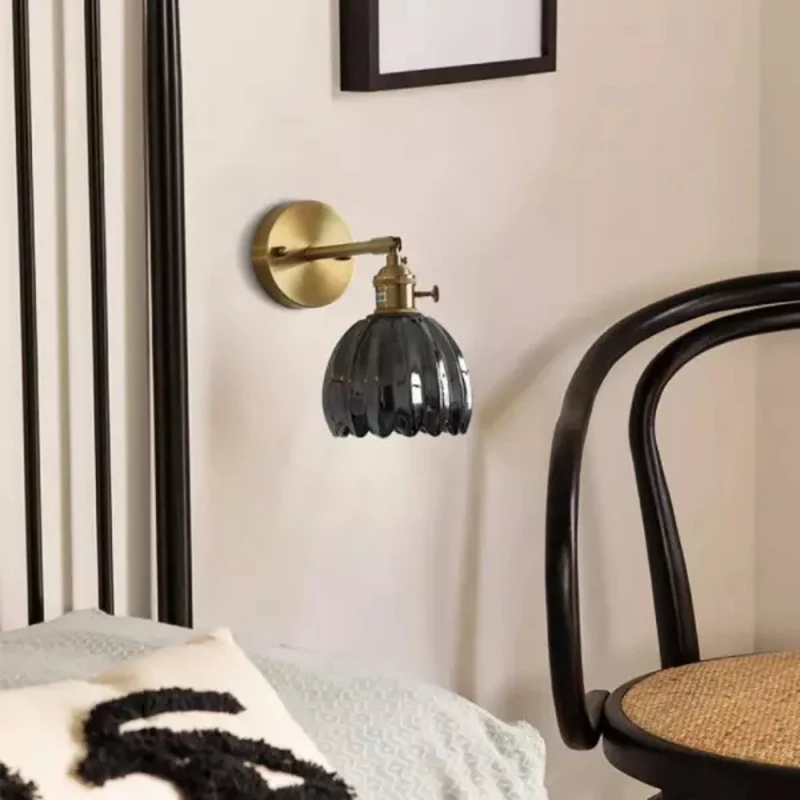 Vintage glas væglampe med blomsterdesign – tidløst elegance