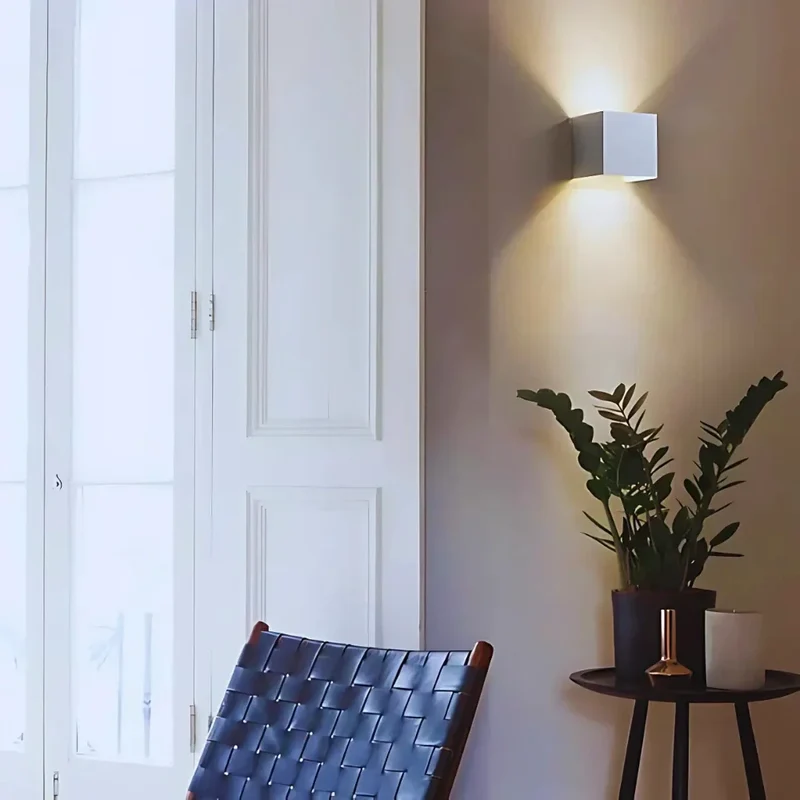 Justerbar Væglampe i Sort Aluminium med Cube Design