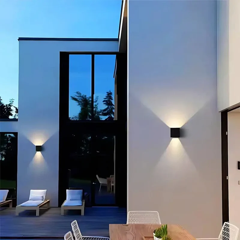 Justerbar Væglampe i Sort Aluminium med Cube Design